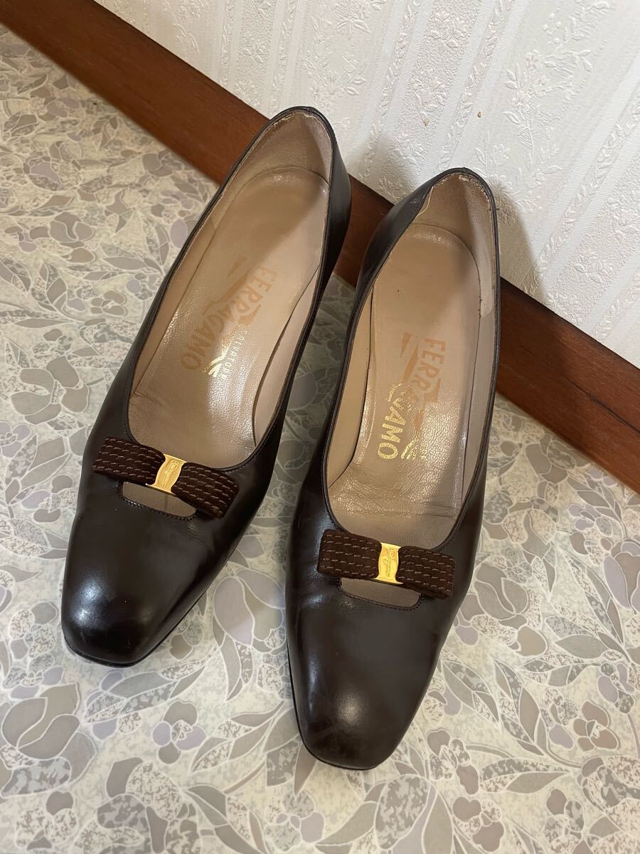 Salvatore Ferragamo サルヴァトーレフェラガモ 本革 ヴァラリボン ヒール 5.5D 22.5cmヒール6センチイタリア製ブラウン拍卖