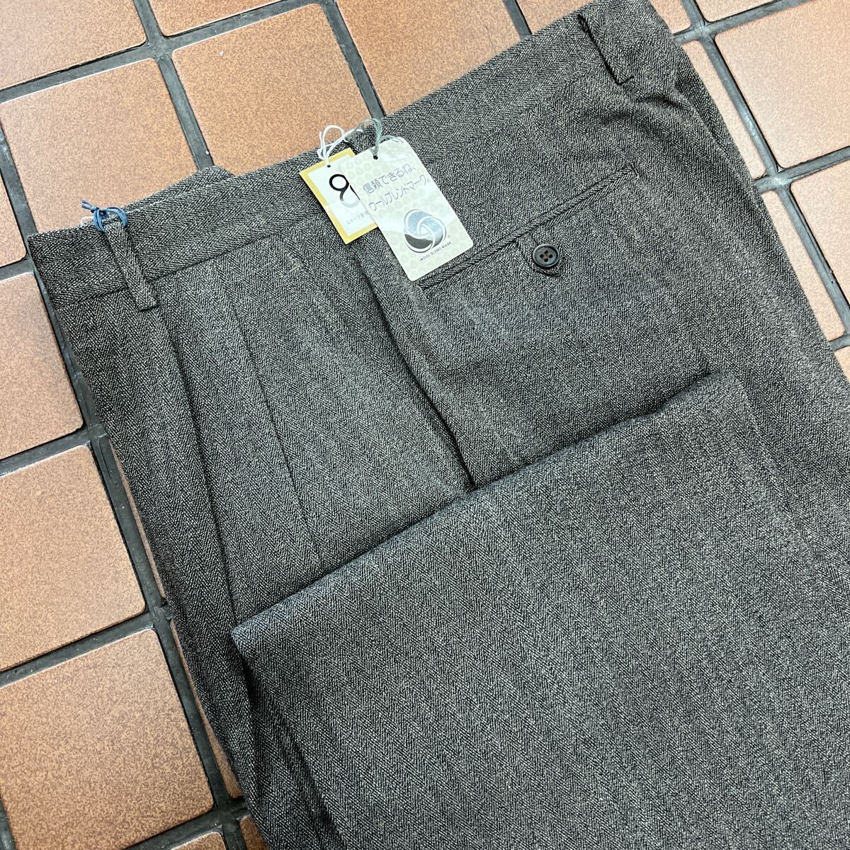 新品☆未使用 日本製 85cm グレー系 ゴルフパンツ メンズスラックス ゴルフパンツ ゴルフウェア GOLF ふわふわ生地 ゆったりタイプ 2タック拍卖