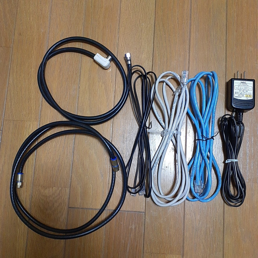 モジュラーケーブル(電話線)や電気コード類など、6本まとめて拍卖