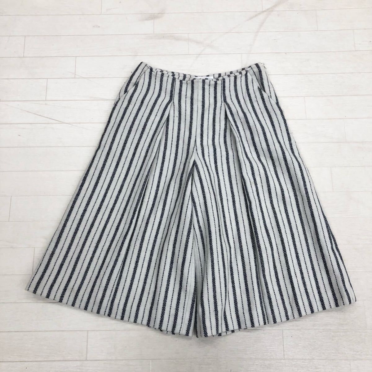 1715〓 Mila Owen ミラオーウェン クロップドパンツ レディース サイズ0 ストライプ柄 オフホワイト ブラック ハーフパンツ 膝下 ボトムス拍卖