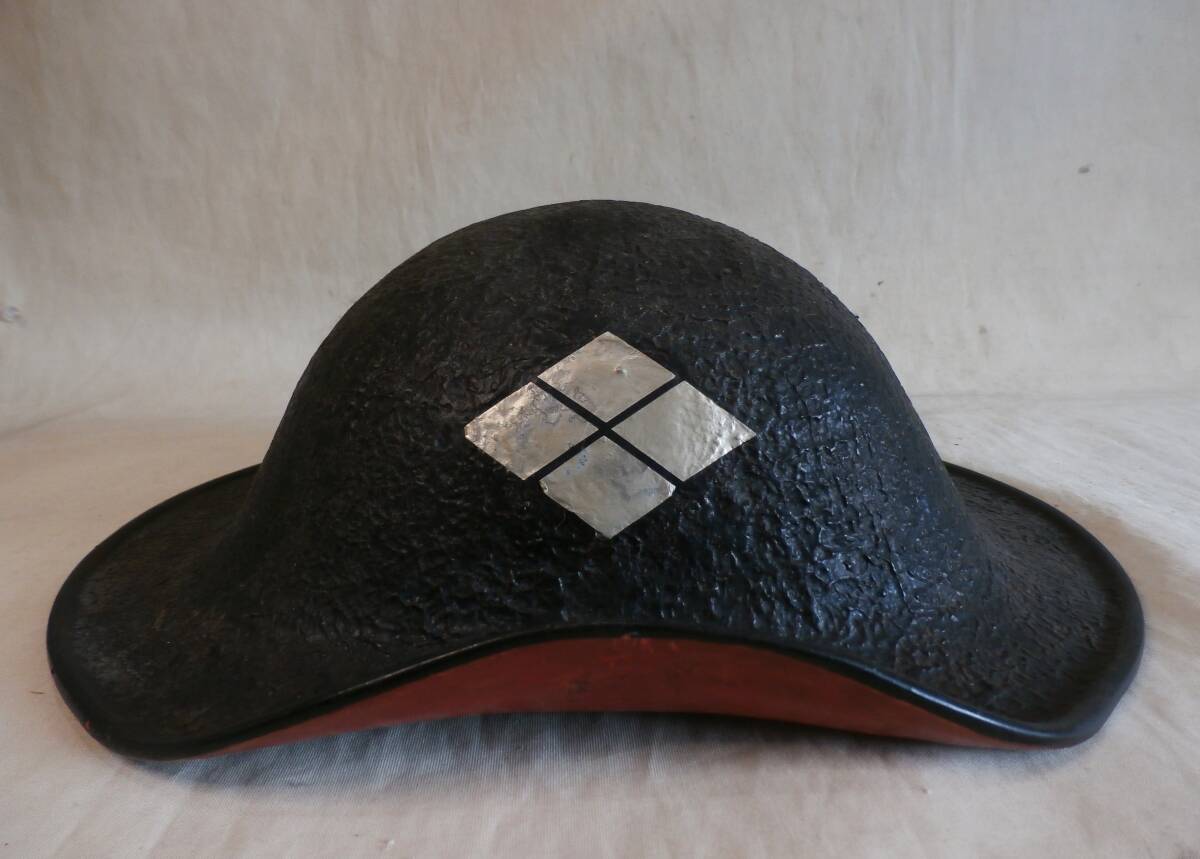 陣笠 江戸期 当時物の陣笠 武田菱家紋入り 漆器 武具 兜 甲冑 H 外黒漆内朱漆塗り 武家 鎧 代官 大名 拍卖