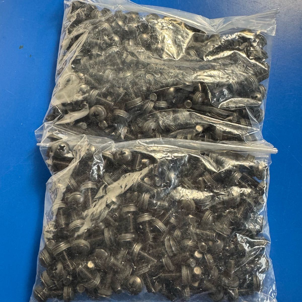 ネジ ボルト 黒 まとめ売り 2袋 個数不明 551.5g 工具 DIY用品 部品 パーツ 長期保管品 C2 R71015s拍卖