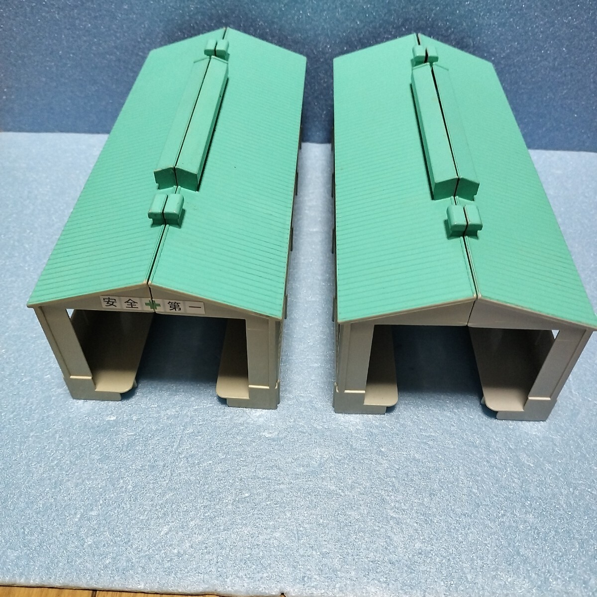 プラレール【即決】「機関庫 2個」色屋根 安全第一 車庫拍卖