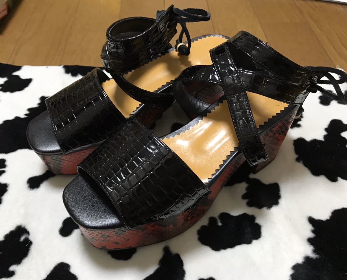 SLYスライ☆黒×赤ヘビ柄ヒールサンダル☆サイズM中古拍卖