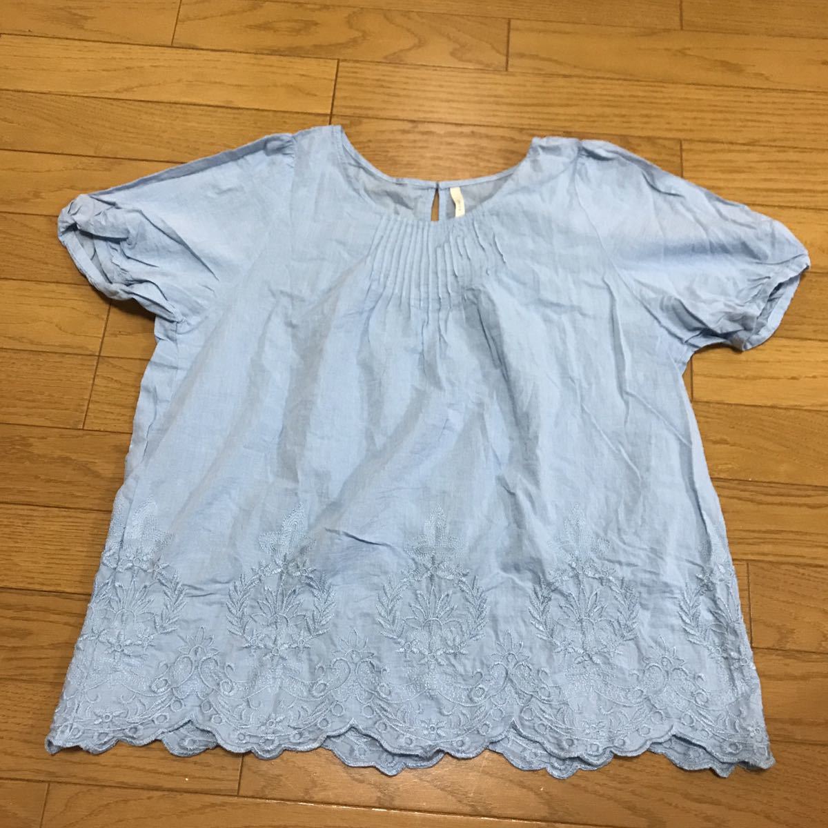 送料無料■shuca シュカ ライトブルー サックスブルー ピンタック 刺繍レース 半袖カットソー サイズM拍卖