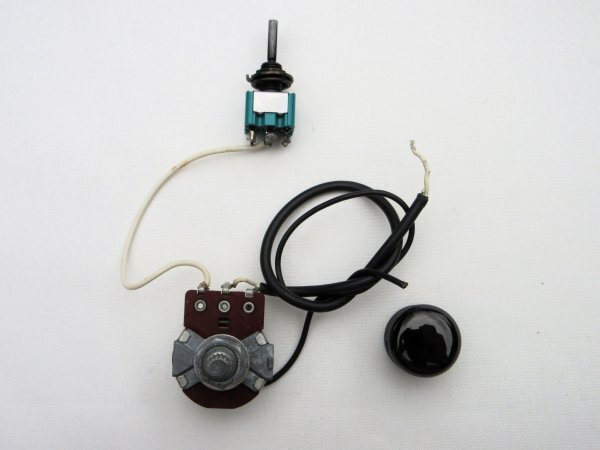 Kramer クレイマー 電装パーツ ミニスイッチ、1V ブラスノブ付き 86年製Kramer LK-1BF拍卖