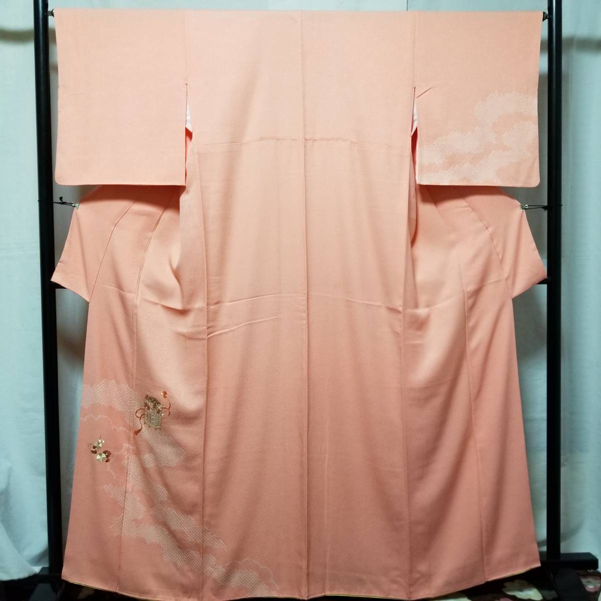 【桐徳】付下げ☆送料無料*手刺繍*期間限定20%OFF{正絹*袷*付下げ}身丈165-裄66.5*ピンク色地*手刺繍の貝桶.梅の花-手絞りの流水*№4357拍卖