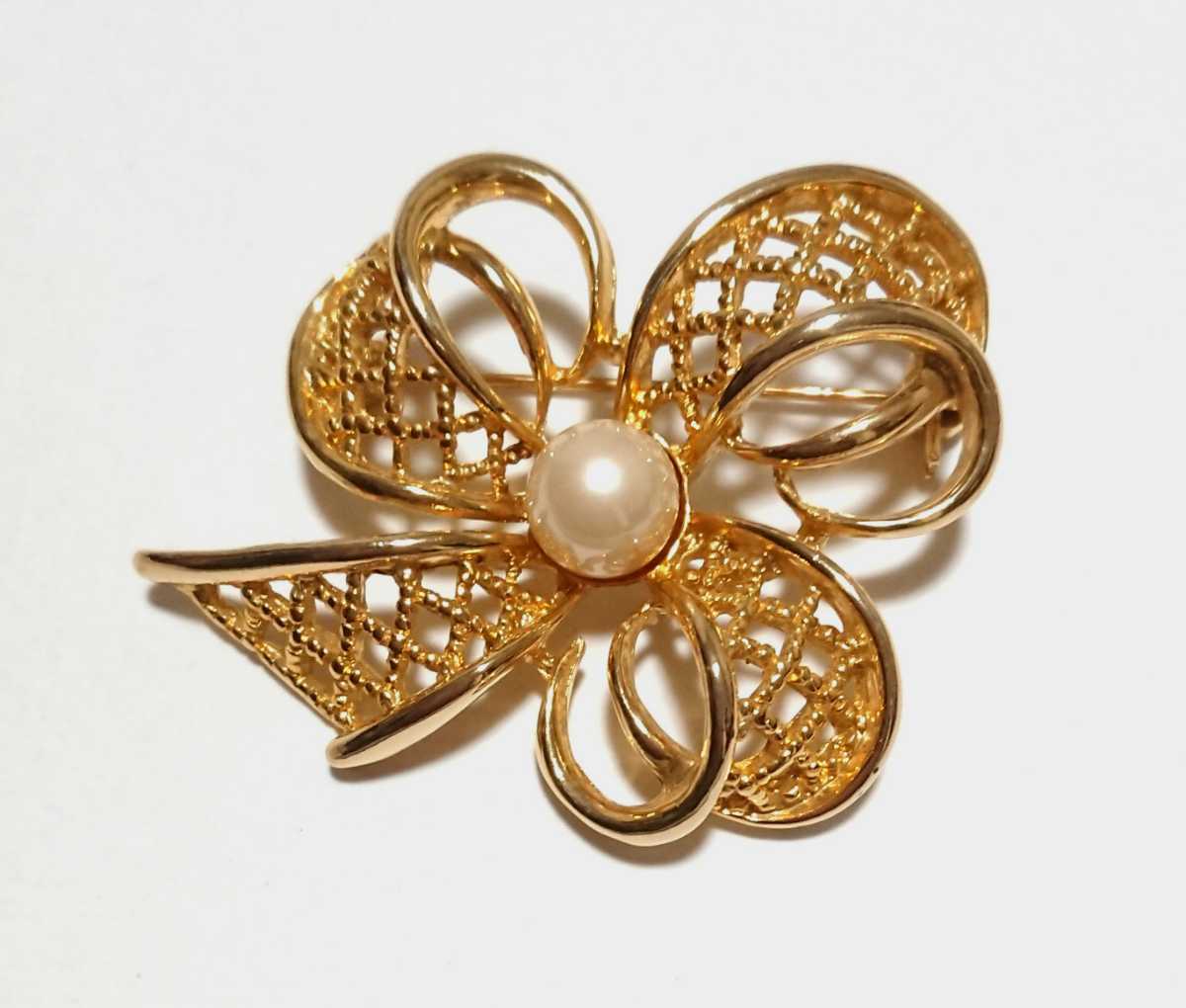 ◆ リボン ゴールドカラー ブローチ ◆拍卖