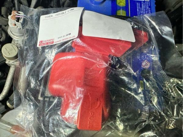 在庫希少!【未使用 ダイハツ 純正】ムーヴカスタム L150/160S 流用 バッテリーターミナルカバー拍卖