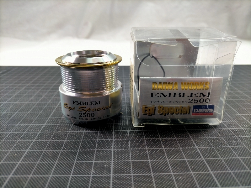 擧【廃盤パーツ】ダイワ エンブレムエギスペシャル DAIWA EMBLEM Egi special スピニングリール ※トーナメント エンブレム対応 1907F拍卖