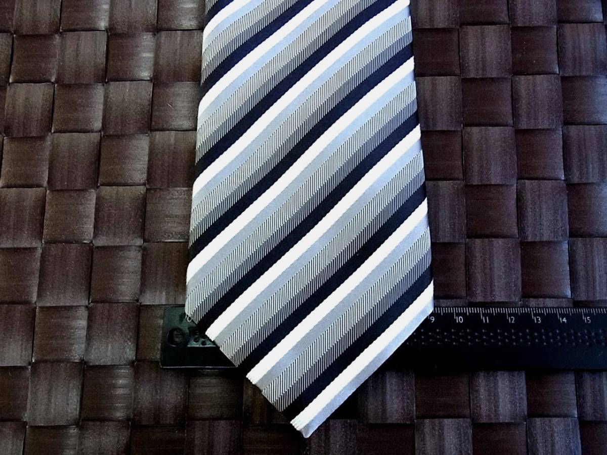 【特選】0977美品メイル&コー「MALE&Co.」(メール&コー)ネクタイ【人気の中細ナロータイ】シルク100%拍卖