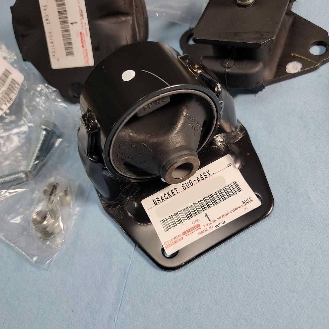 ★新品 トヨタ 100系 ハイエース レジアスエース 純正 リア エンジンマウント ブラケット 1個 Engine mounting bracket SUB-ASSY RR拍卖