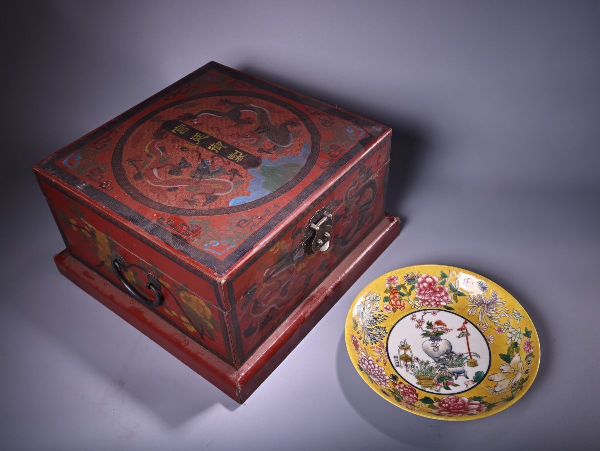 永し 清時代 大清雍正年製 粉彩花卉紋盤 漆盒 古陶磁器 陶芸 中国陶瓷器 唐瓷 置物擺件 古美術品 古賞物 収集 旧家蔵出 中国唐物 A2455拍卖