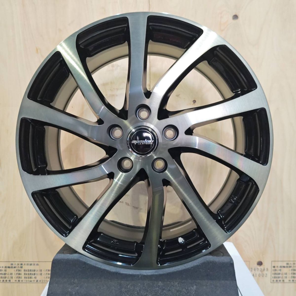 ZR-V CH-R CX-3など【在庫処分 即納 新品 送料無料】ホイール4本セット ラ ストラーダ エプシロン 18x7.0+50 5/114.3 個人宅様配送OK拍卖