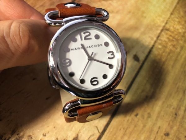 AK1128 良品程度 良デザイン MARC BY MARC JACOBS マークバイマークジェイコブス ホワイト文字盤 MBM1062 クオーツ レディース 腕時計拍卖