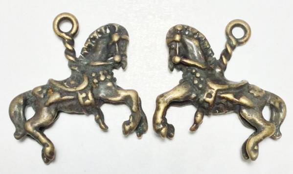 ピューター チャーム【回転木馬】 金古美 2個 anm05拍卖