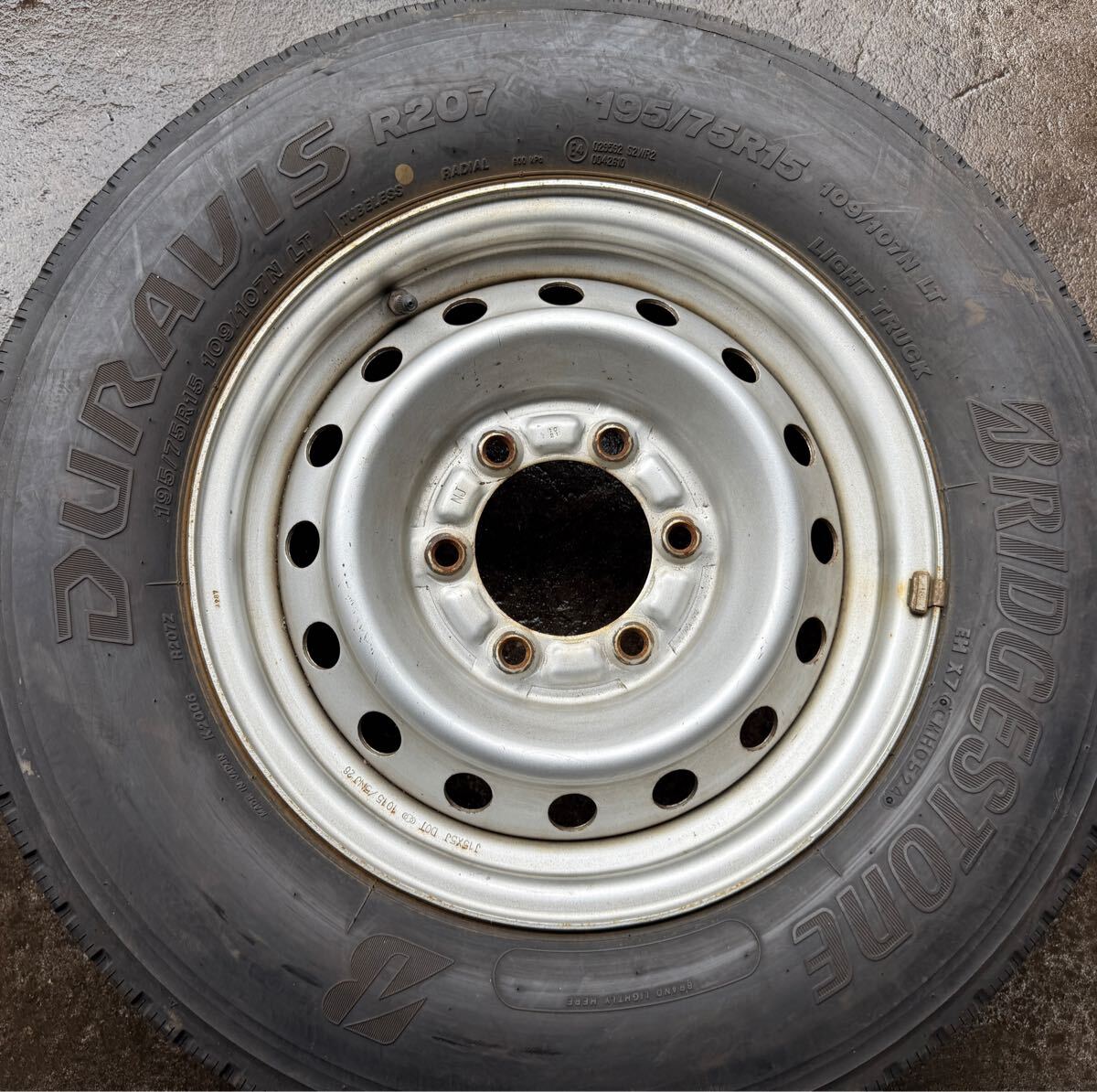 15 5J PCD139.7 6穴 6H トヨタ ダイナ 純正 195/75R15 LT 109/107 BS R207 2024年製 イボ付き 1本拍卖