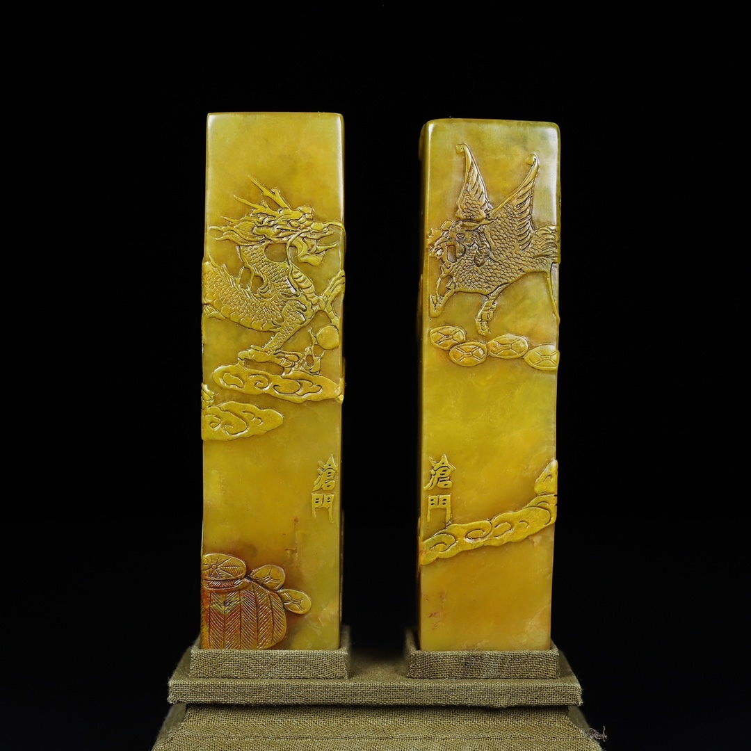 旧蔵 【清代篆刻家 董滄門】寿山石 田黄彫刻 龍鳳呈祥 薄意印鑑ペア 天然石 手彫 篆刻 古印材 極細工 中国古玩 古美術 骨董品 204-06拍卖