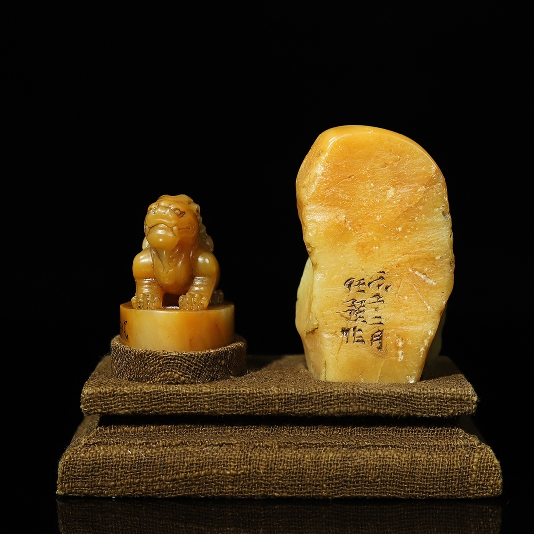 旧蔵 【清代篆刻家 任預】寿山石 田黄石 瑞獸鈕 印章 +原石 印章 置物一套 天然石 手彫 篆刻 極細工 中国古玩 古美術 骨董品 204-06拍卖