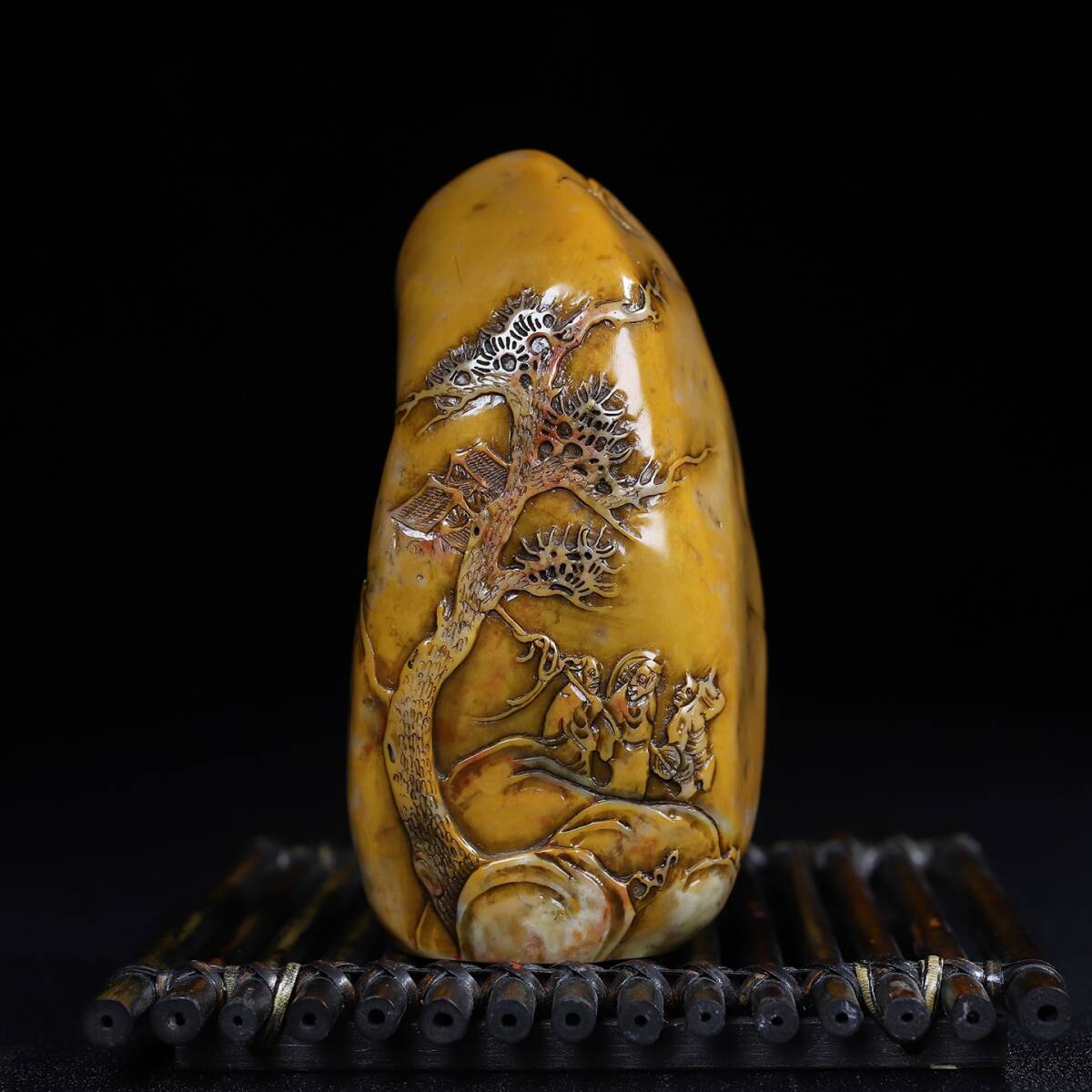 旧蔵 【中国當代傑出的書畫篆刻家 古泥 原名 馬丹青】寿山石 原石 彫刻 松下論道人物紋 薄意 印鑑 天然石 篆刻 極細工 中国古玩 204-06拍卖