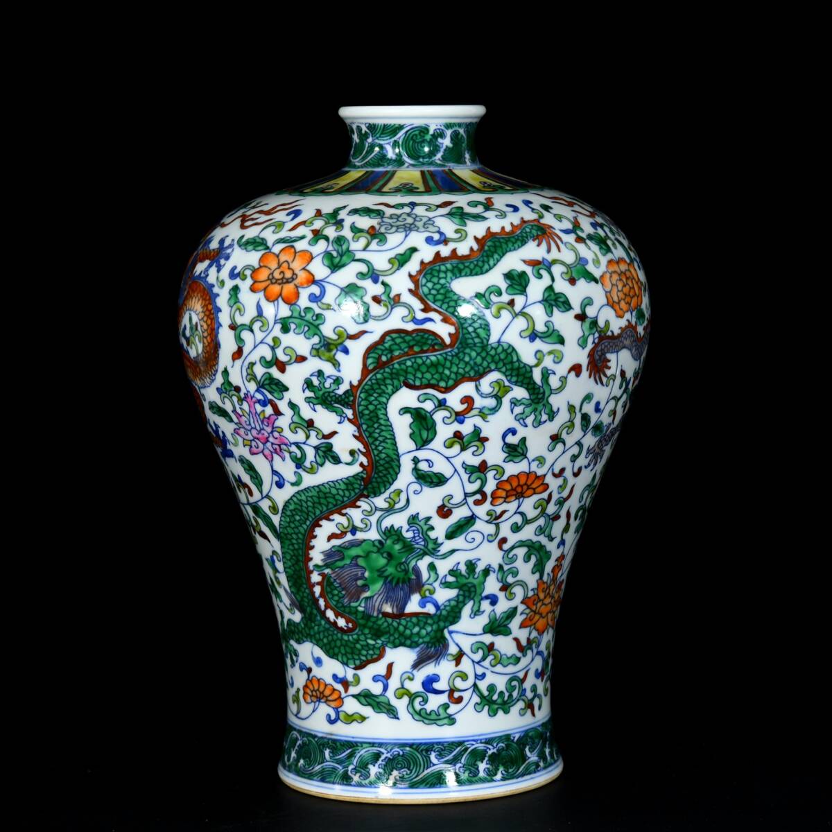 旧蔵 清 乾隆年製 鬥彩龍紋 梅瓶 陶芸 磁器 中国磁器 極細工 中国古玩 古美術 骨董品 204-06拍卖