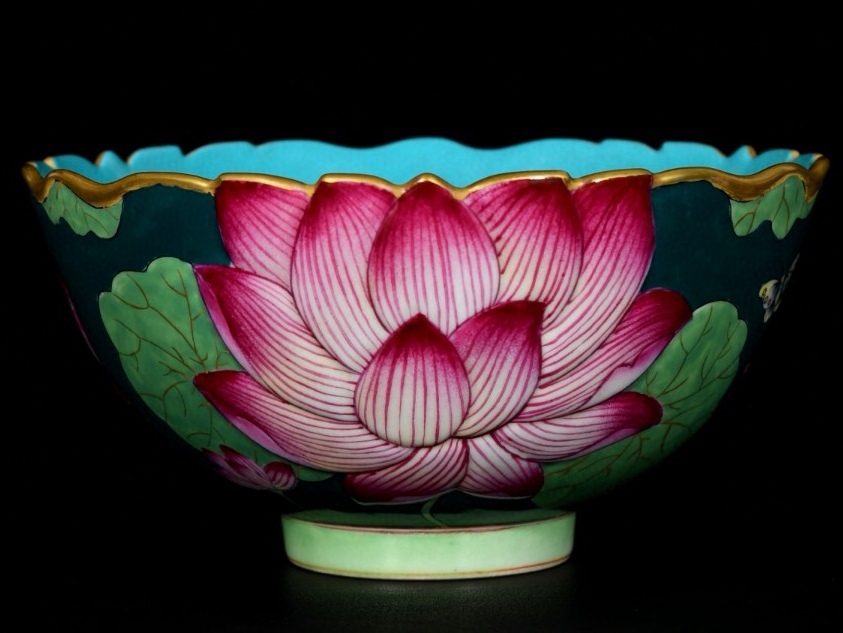 旧蔵 清 雍正年製 エナメル彩 描金 浮彫 荷花紋 碗 陶芸 磁器 中国磁器 極細工 中国古玩 古美術 骨董品 204-06拍卖