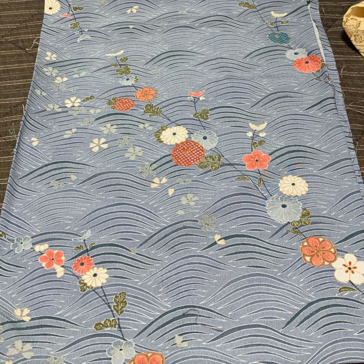ちりめん約36×100 少しグレーがかった水色に白桃赤の花柄 金彩 浅縹 拍卖