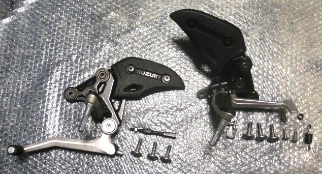 即決 GSX1300R純正 21年~ 隼ハヤブサ ステップ左/右 ペグ ブレーキペダル チェンジペダル10L拍卖