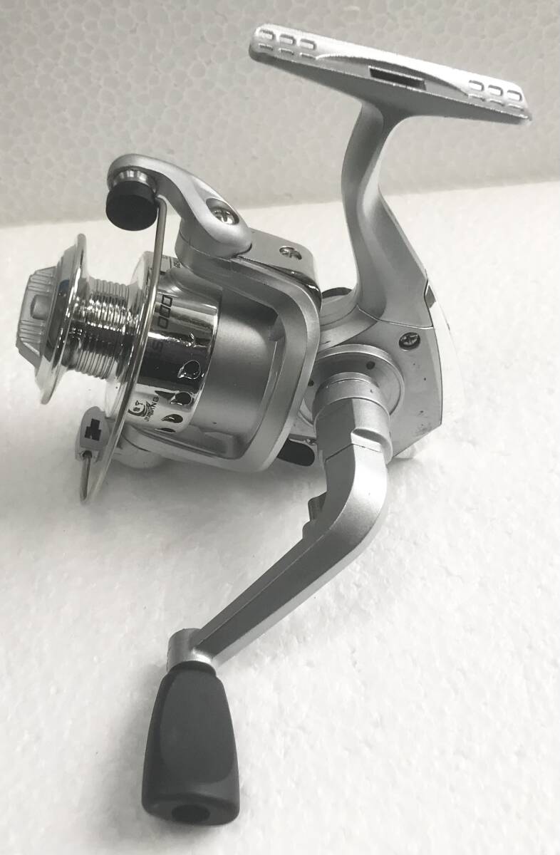 スピニングリールGS1000☆送料無料☆新品未使用☆シルバー☆左右ハンドル変更可能☆拍卖