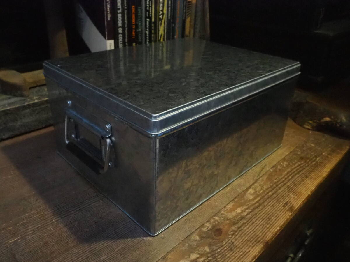 【デッドストックのブリキBOX】収納箱インテリア救急箱インダストリアルお菓子駄菓子おもちゃ箱アイアン鉄製スチール缶拍卖