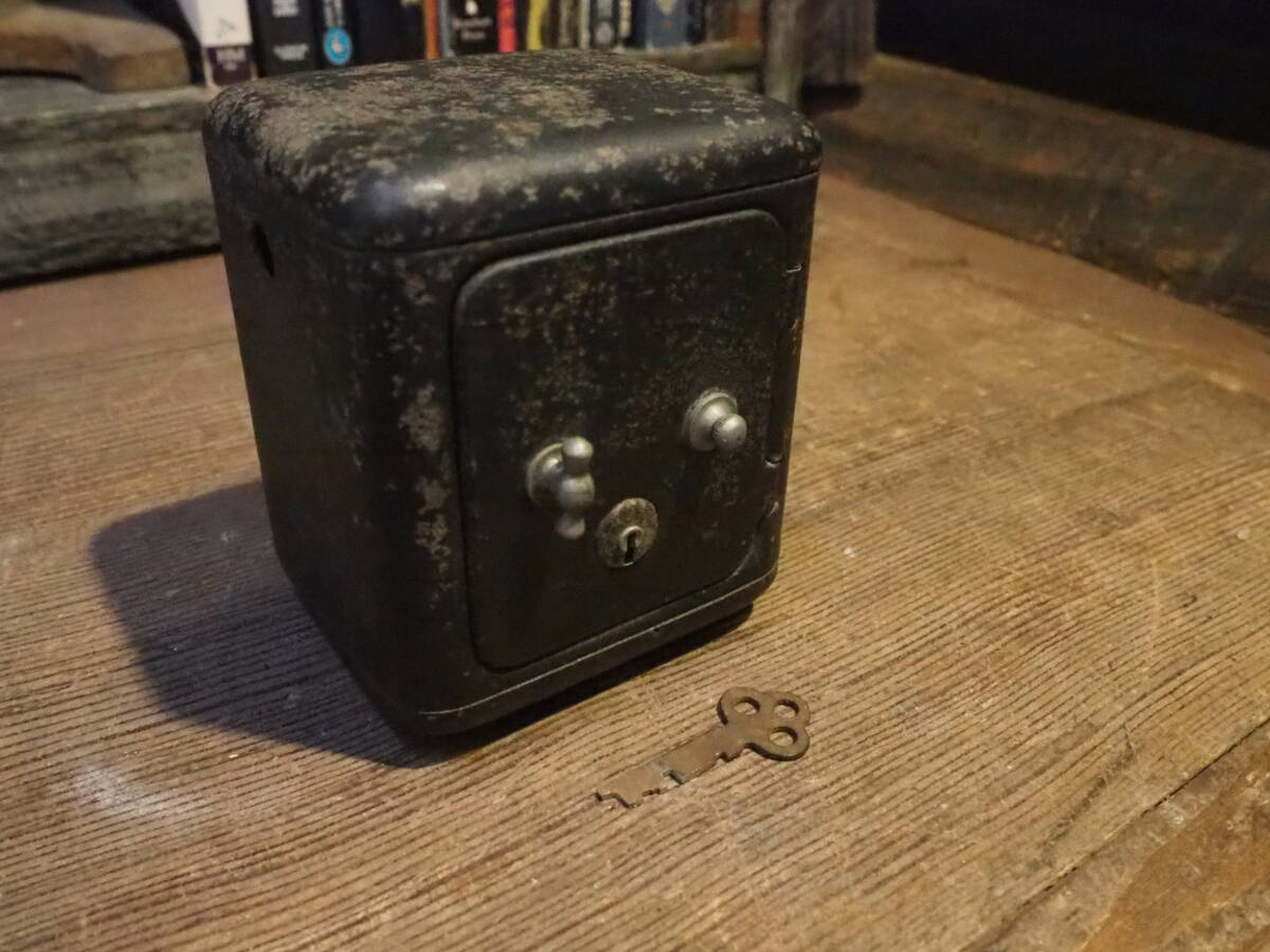 【鍵付き金庫型貯金箱】レジスターキャッシャー古道具アイアン昭和レトロアンティークインテリア銭函コレクションボックス収納拍卖