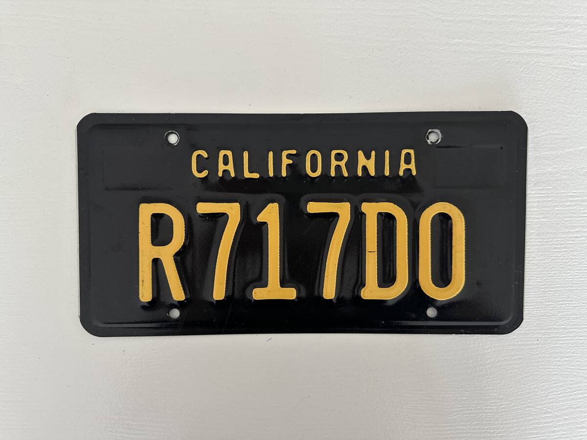 ◇ アメリカ カリフォルニア州 発行 Californian 自動車用 ナンバープレート ★黒色★ (R717DO)拍卖