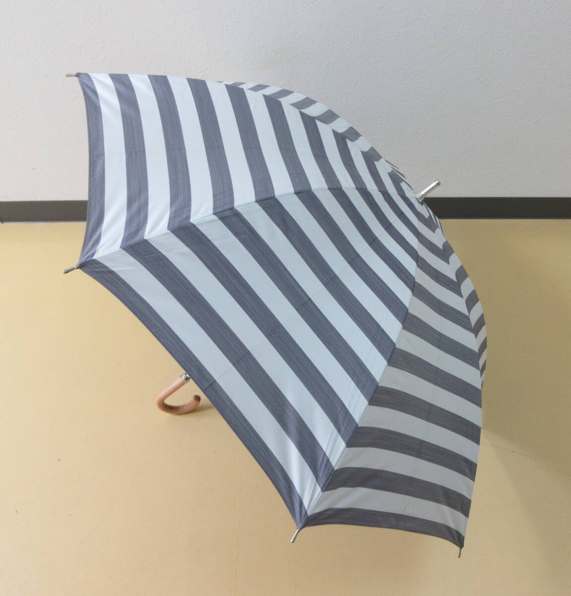 (せ-A4-156)Aquascutum アクアスキュータム 長傘 日傘 グレー ホワイト 白 かわいい おしゃれ 全長約72cm 半径約48cm 中古拍卖