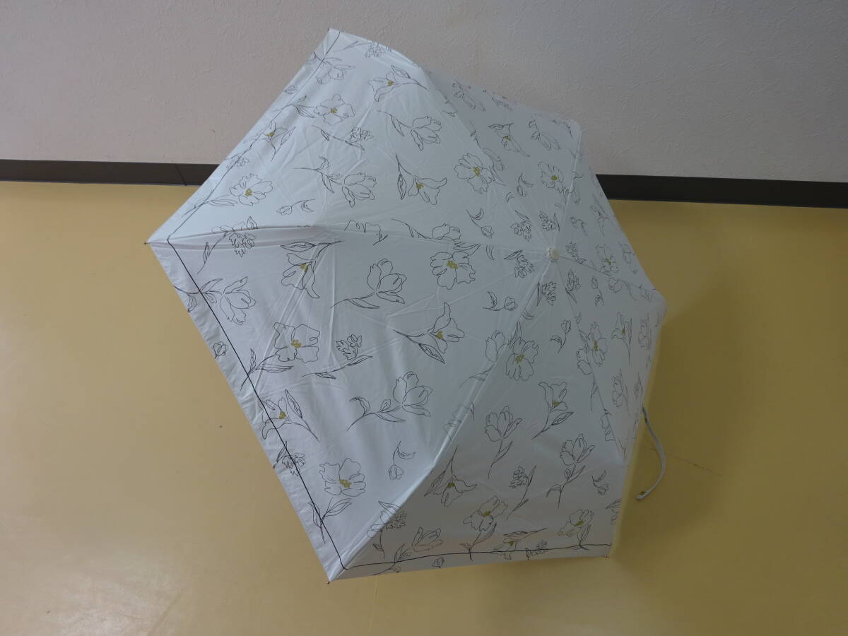 (せ-A1-1124)Wpc. 折りたたみ傘 手開き式 ホワイト 白 花 ゴールド かわいい おしゃれ 全長約30cm 半径約51cm 中古拍卖