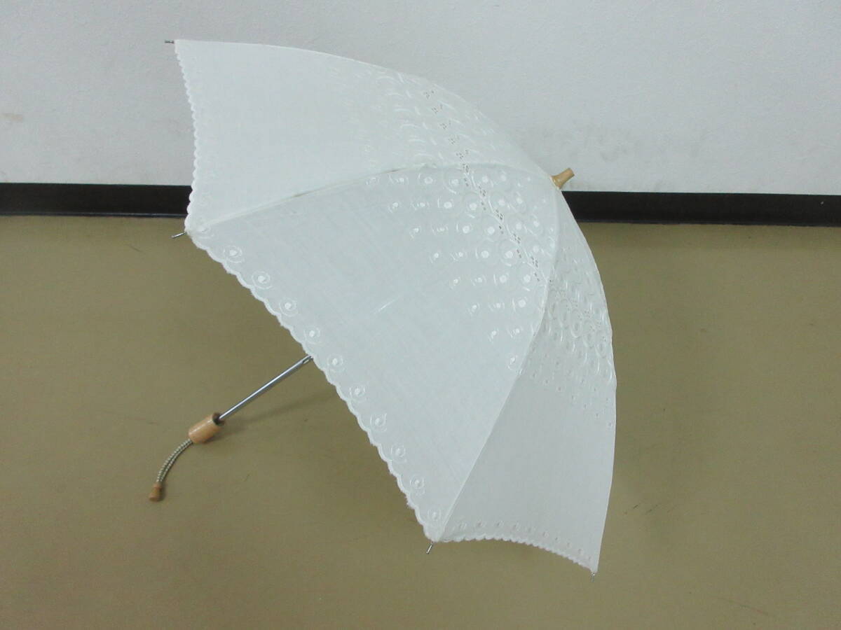 (せ-A4-222)折りたたみ日傘 手開き式 ホワイト 白 上品 きれい かわいい おしゃれ 刺繍 全長約33cm 半径約41cm 中古拍卖