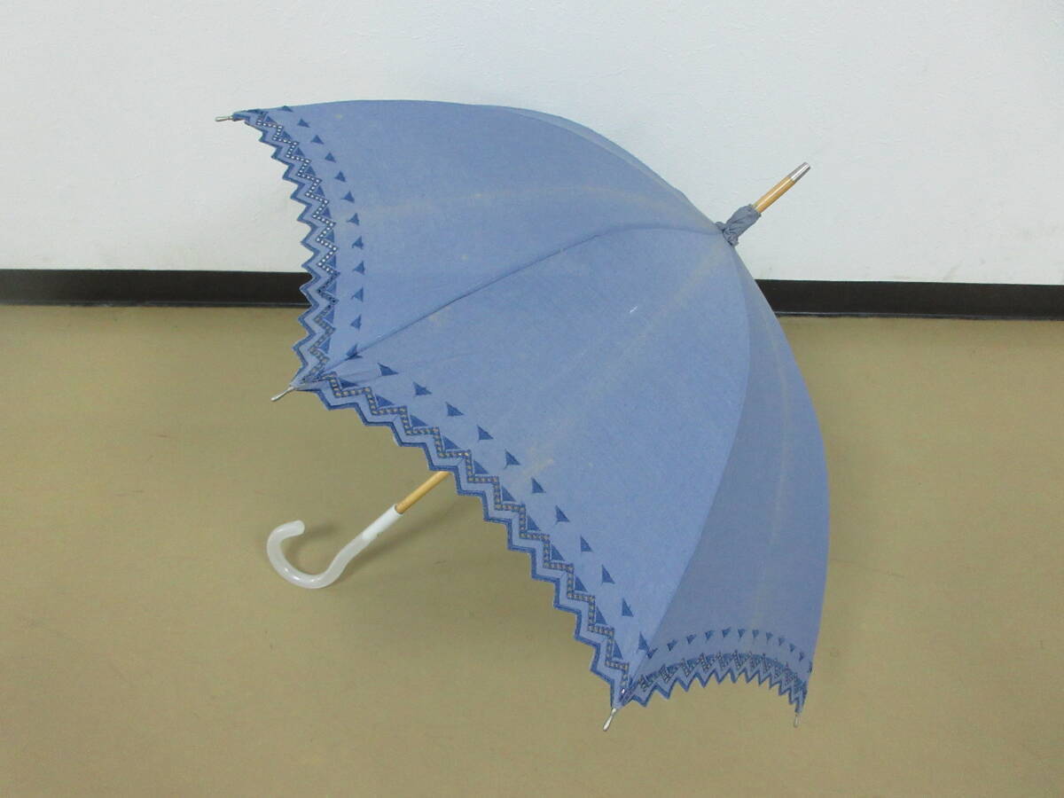 (せ-A4-170)GIVENCHY ジバンシィ 日傘 長傘 手開き式 紫外線カット加工 ブルー 青 全長約82cm 半径約43cm 中古拍卖