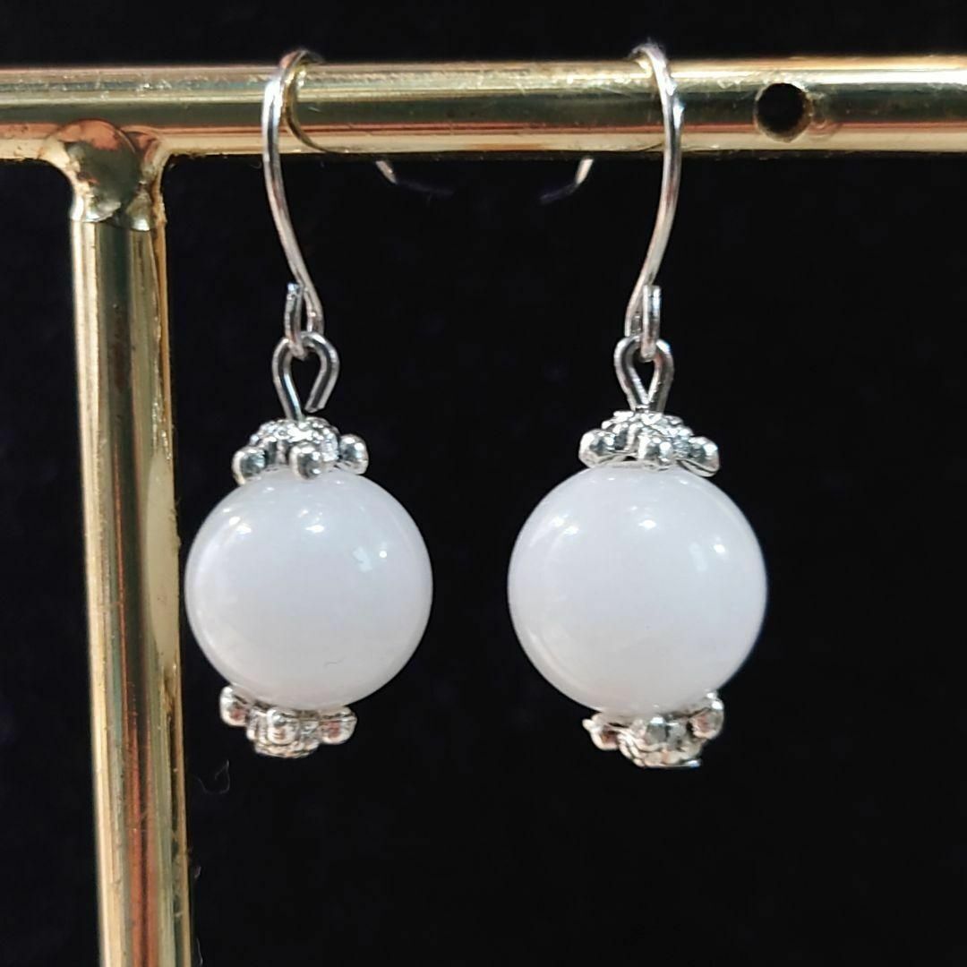 透明感のあるホワイトカルセドニーの10mm大玉のシンプルなイヤリング・ピアス拍卖