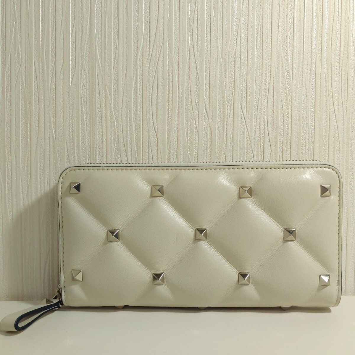 ヴァレンティノ ロックスタッズ ラウンドファスナー長財布 レザー アイボリー QW2P0Q69NAP拍卖