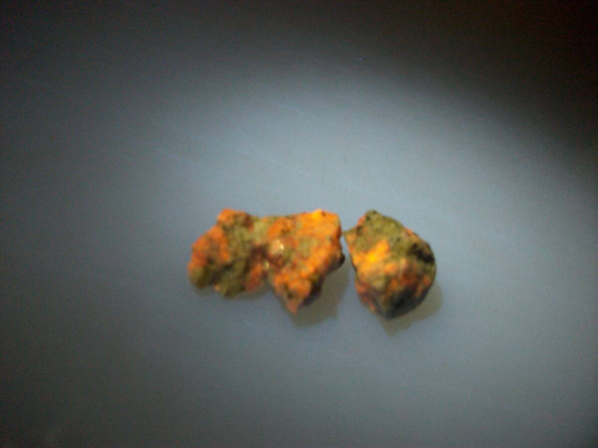 カナダ 蛍光鉱物 宝石質 ハックマナイト ハックマン石 鮮やかな蛍光 母石付き 結晶多数 定型外発送拍卖