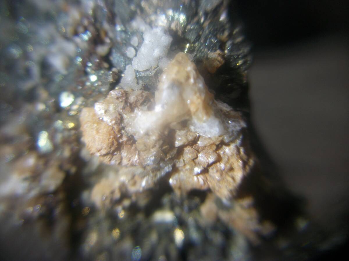 国産鉱物 青森県 尾太 菱マンガン鉱 ロードクロサイト 方解石 カルサイト 仮晶? 黄鉄鉱 見栄えの良い標本 定型外発送拍卖