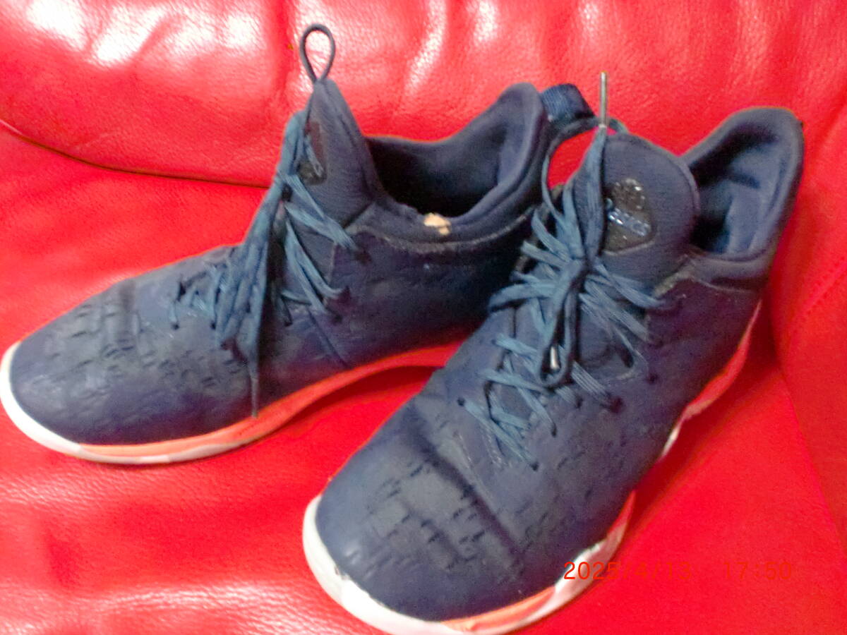 asics ハイカット1061A020. 24.0cm拍卖