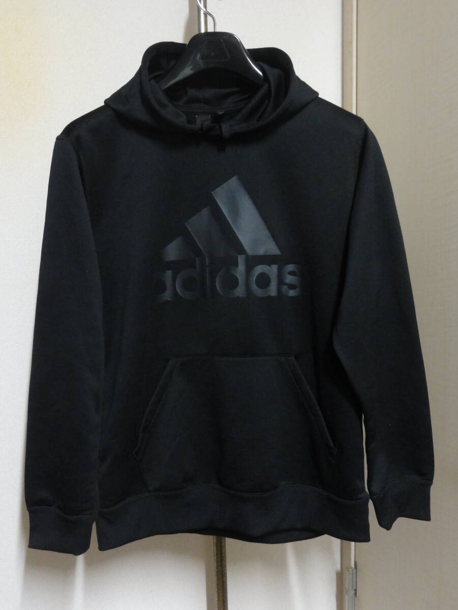 格安(胸囲120cm位)・ADIDAS(アディダス)・黒系地・お洒落なADIDAS同色系プリント入り・高級プルオーバーパーカー M~L位拍卖