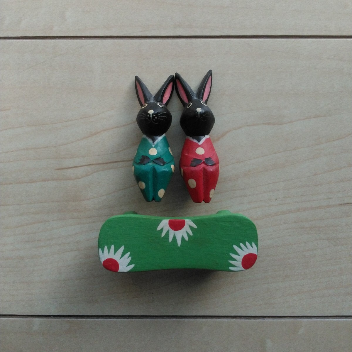 ■Bali島 Souvenir『黒うさぎ』木製置物一組。高さ7.8㎝。★何だかSamuel Beckettの不条理劇「ゴドーを待ちながら」を想起させます。???拍卖