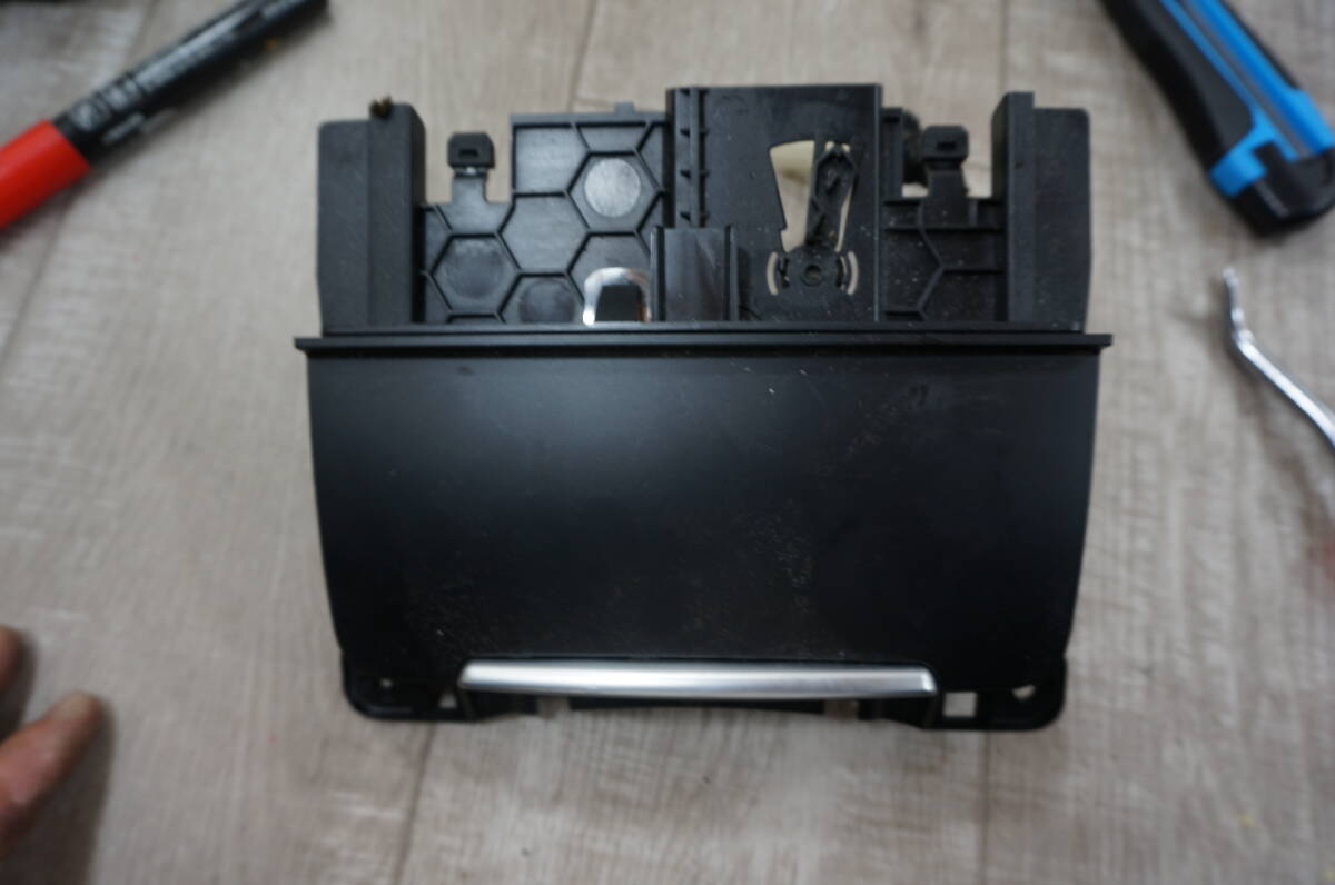 Z133 灰皿 アウディ A5 1 クーペ S5 フェーズ1 8K0857951CV10拍卖