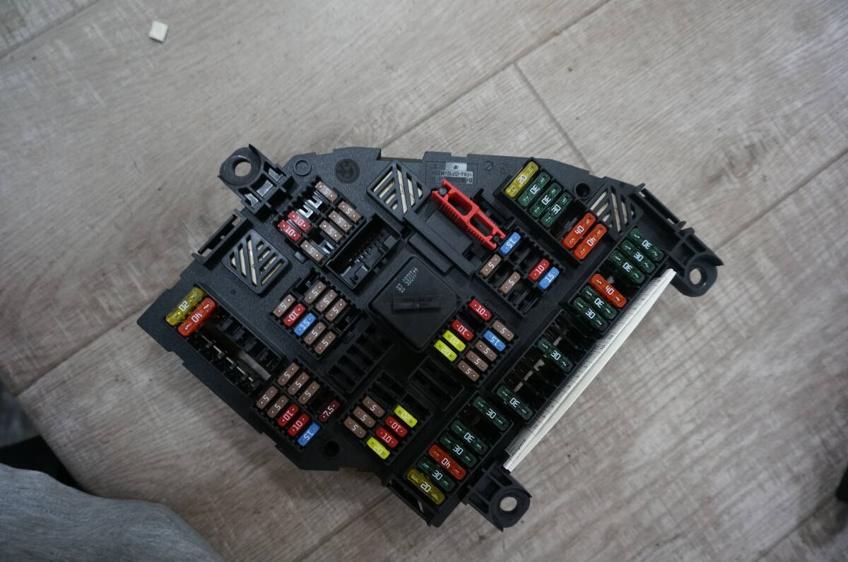 C204 BMW 7シリーズ ABA-KA30 ヒューズ ボックス A96 9252812-01 拍卖