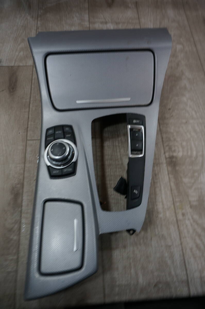 Q039 BMW XL20 F07 F10 535i 528i センターコンソールシフターカップホルダーベゼル完全-6582 9253945 01拍卖