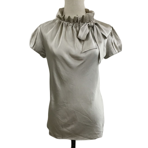 デザインワークス ブラウス カットソー プルオーバー スタンドカラー フリル サテン リボン シルク 光沢 無地 半袖 38 ベージュ グレー拍卖