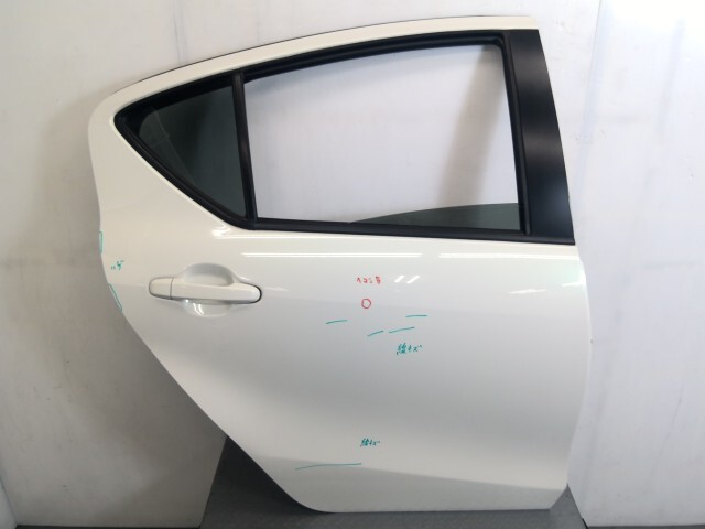 アクア NHP10 右 リア ドア パネル 67003-52460 082拍卖