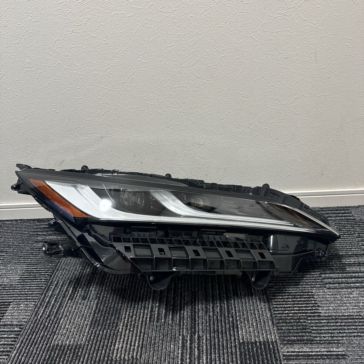中古 美品 MXUA80 MXUA85 AXUH80 AXUH85 80系 ハリアー 純正 右 運転席 ヘッドライト KOITO 48-233 打刻:7H拍卖