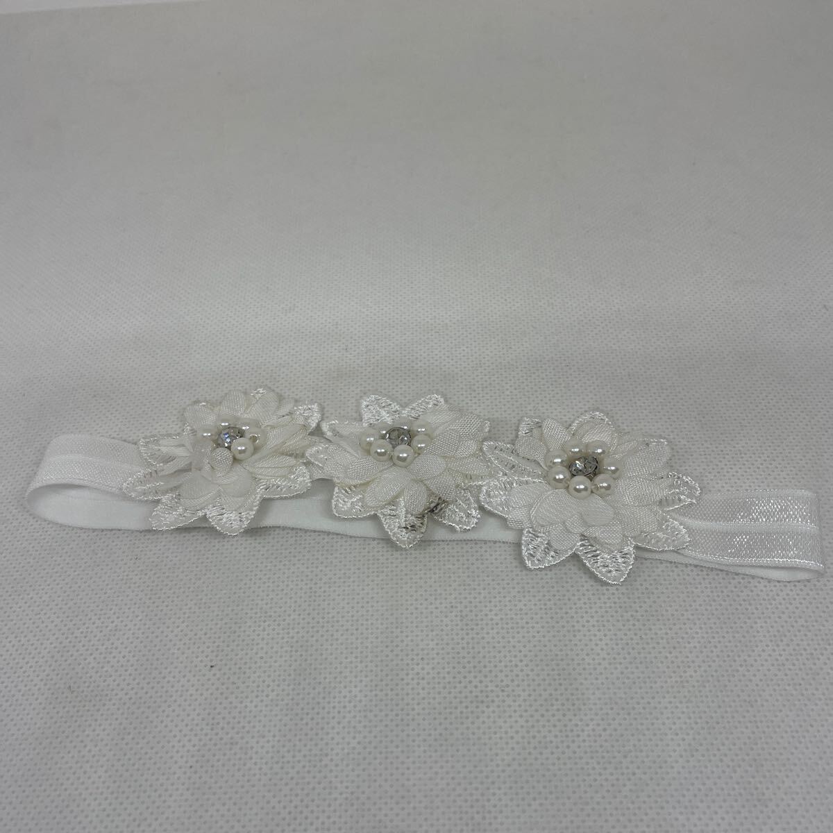 【訳あり】ベビーカチューシャ 赤ちゃん ヘアバンド カチューシャ フラワー 髪飾り ホワイト ベビー 新生児拍卖